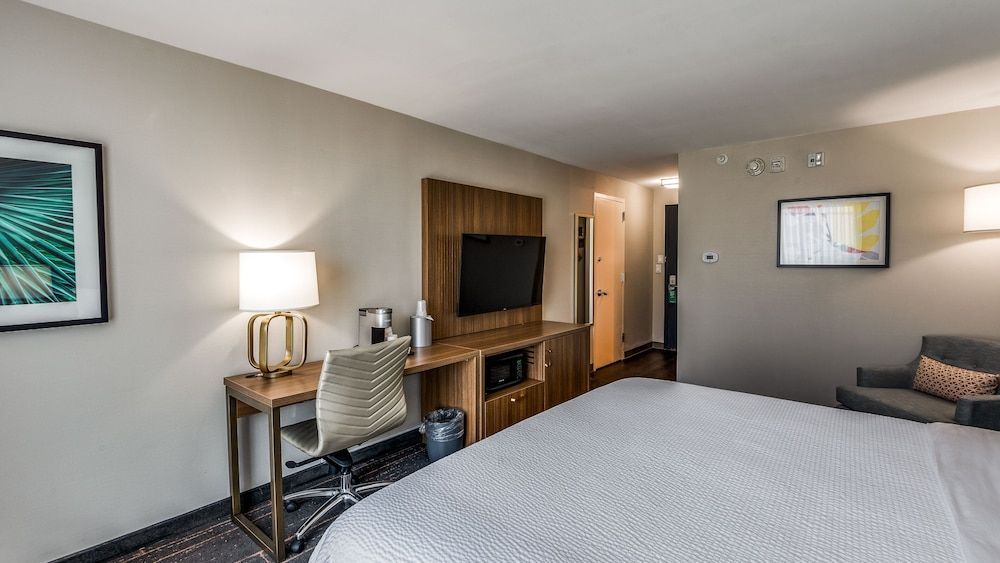 Holiday Inn DALLAS MARKET CTR LOVE FIELD by IHG 1