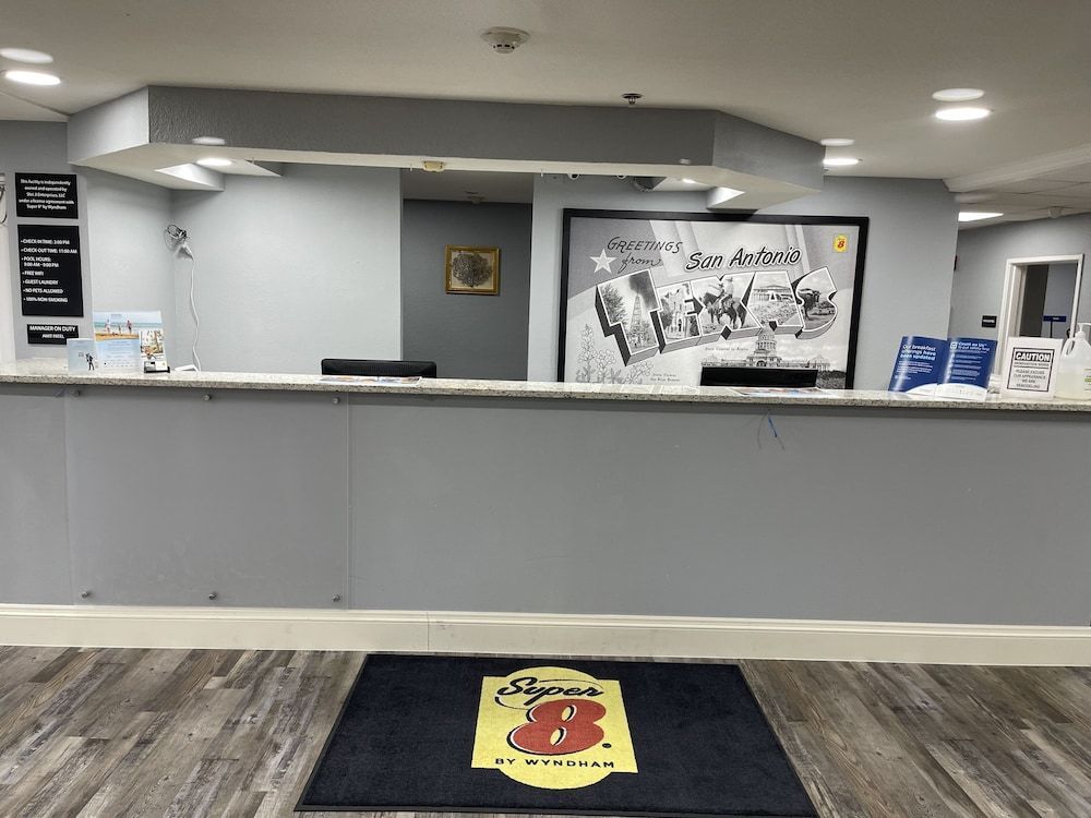 Super 8 by Wyndham San Antonio Downtown NE 2
