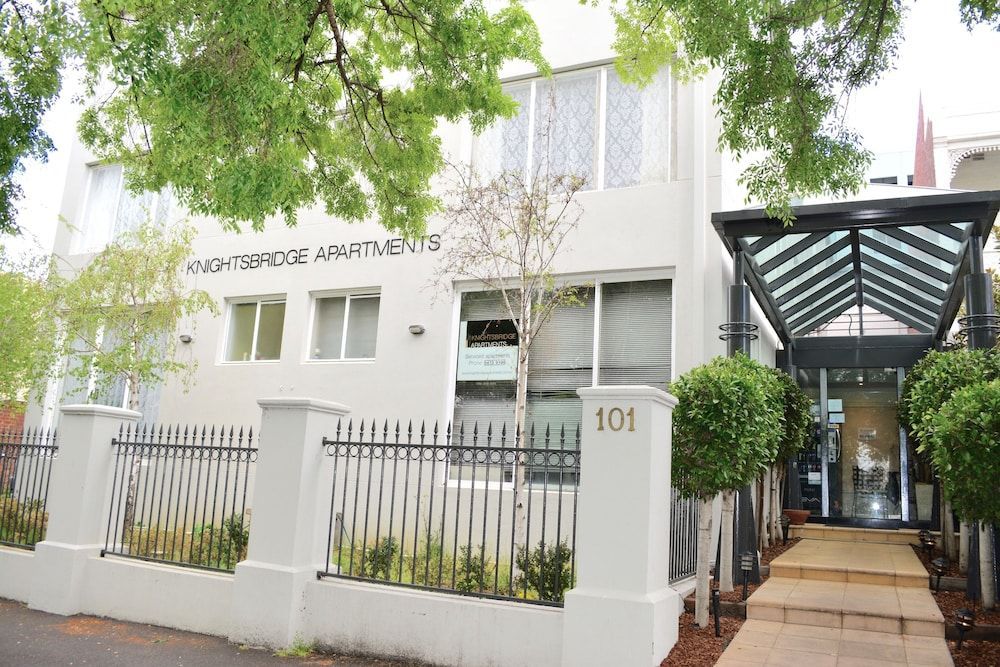 Knightsbridge Apartments 1