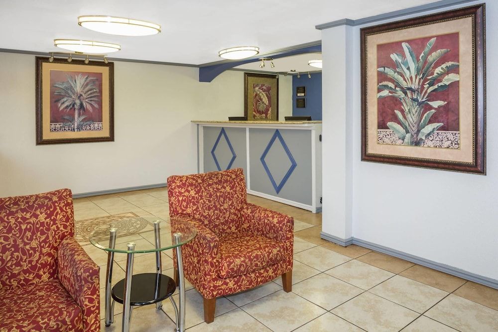 Travelodge by Wyndham Fort Myers Cape Coral 2