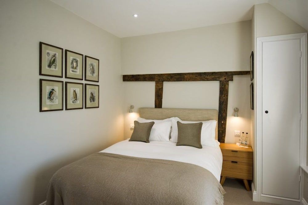 Cowdray Lodge B&B rooms 2