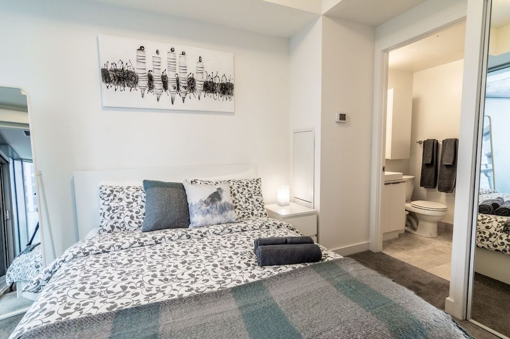 AOC Suites 2 Bedroom Condo, City CN Tower View 2