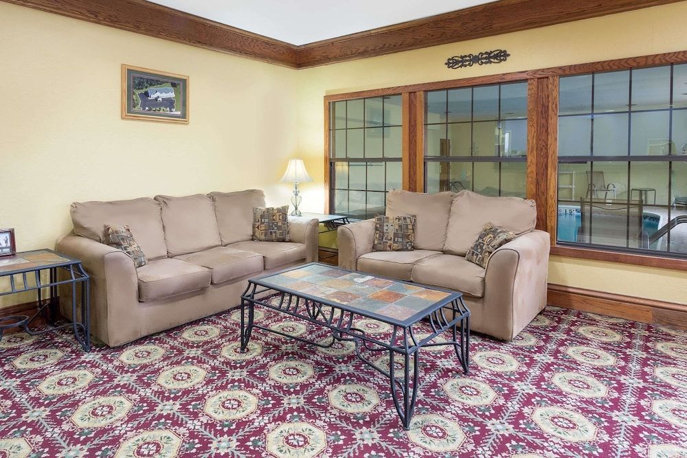 Super 8 by Wyndham Freeport 2