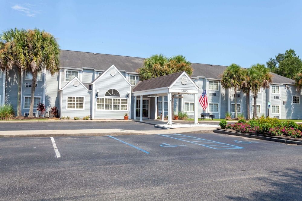 Microtel Inn & Suites by Wyndham Gulf Shores 1