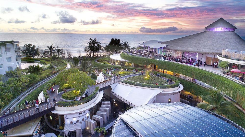 YELLO Hotel Kuta Beachwalk Bali 1