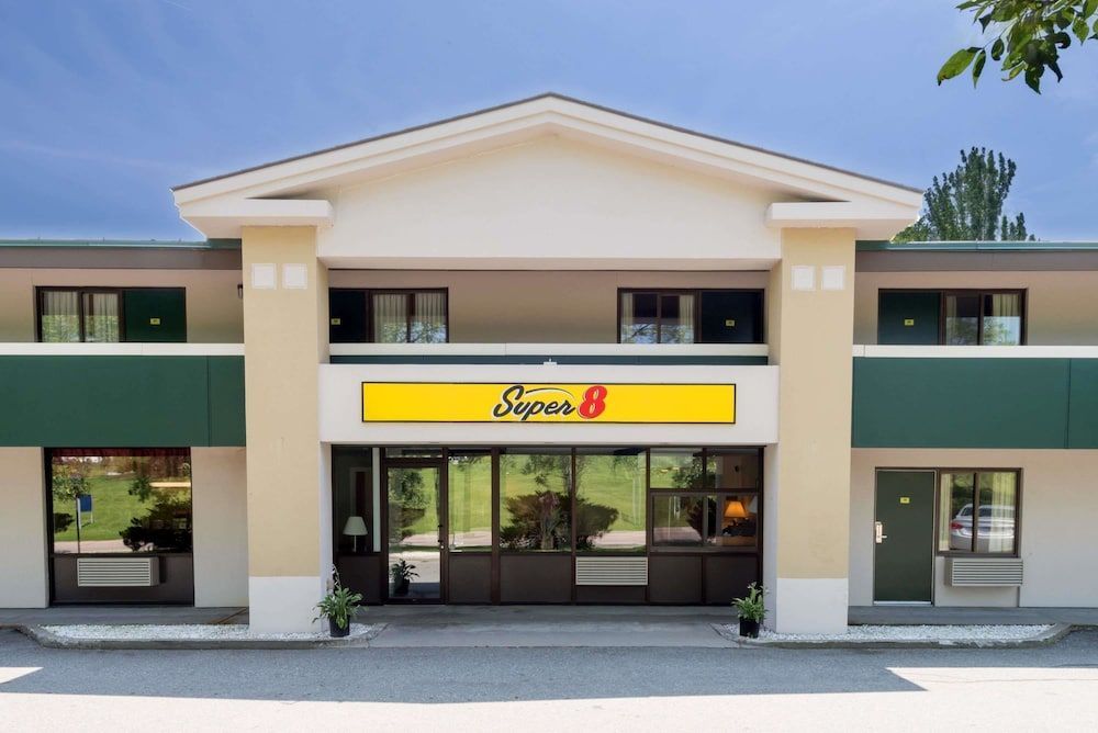 Super 8 by Wyndham White River Junction 1