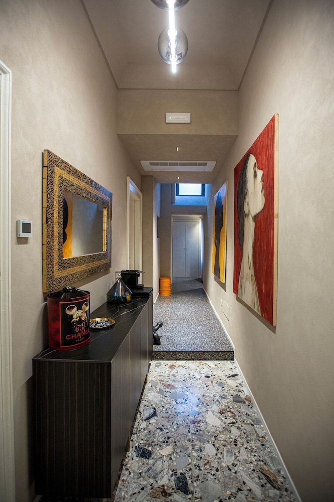 Reverse Art Hotel 1