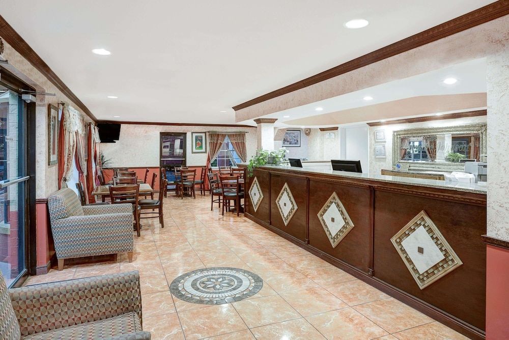 Howard Johnson by Wyndham Ft. Myers FL 2