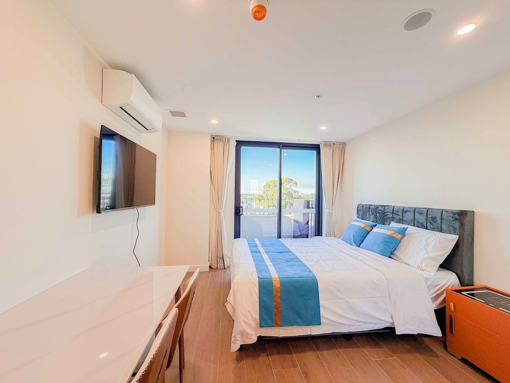 Auburn Studio, Entire Studio with Ensuite toilet and kitchen 2