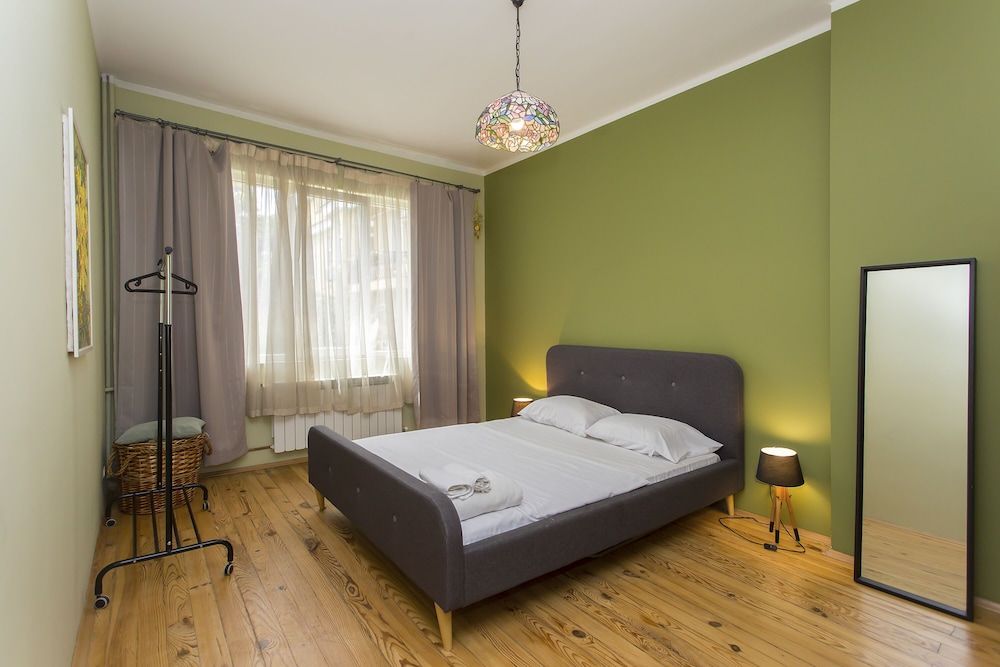 Colorful 2BDR Apartment in the City Center 1