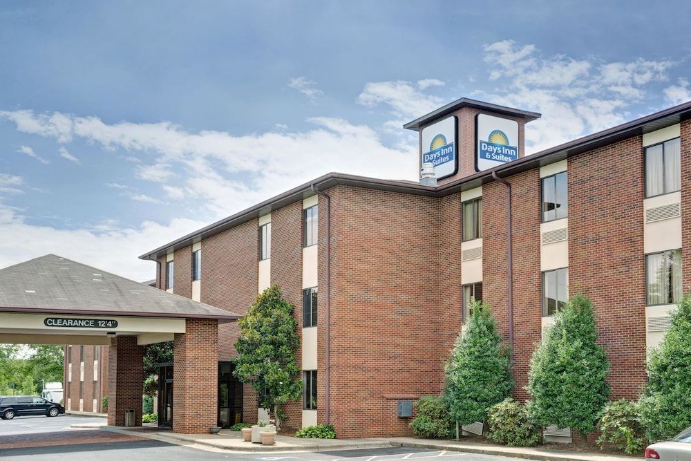 Days Inn & Suites by Wyndham Hickory 1