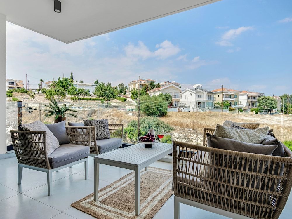 Sanders Elgio - Pleasant 2-bdr Apt w Balcony 1