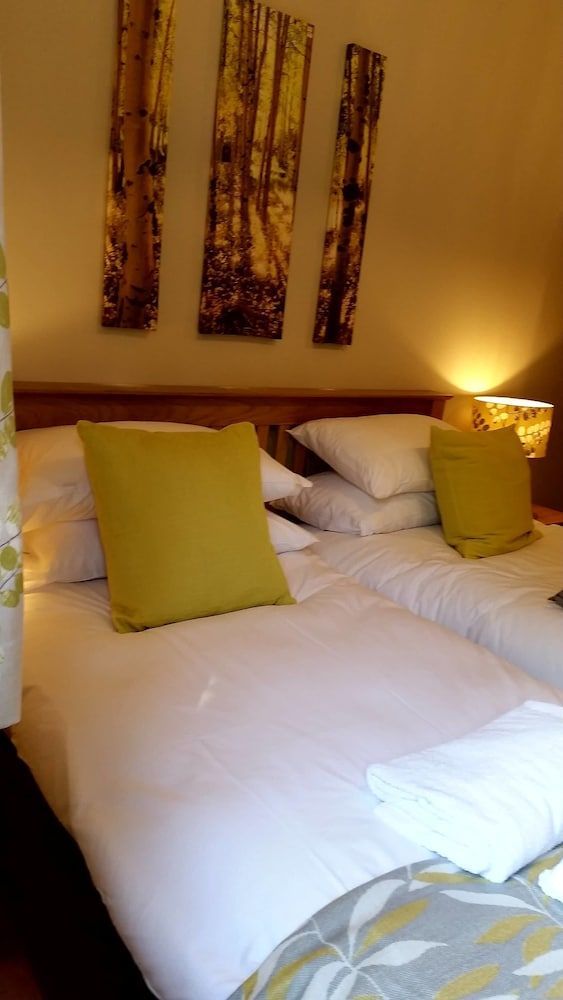 Tor Farm Lodges - Private Hot Tubs, Shared Seasonal Outdoor Pool, Dog Friendly 2