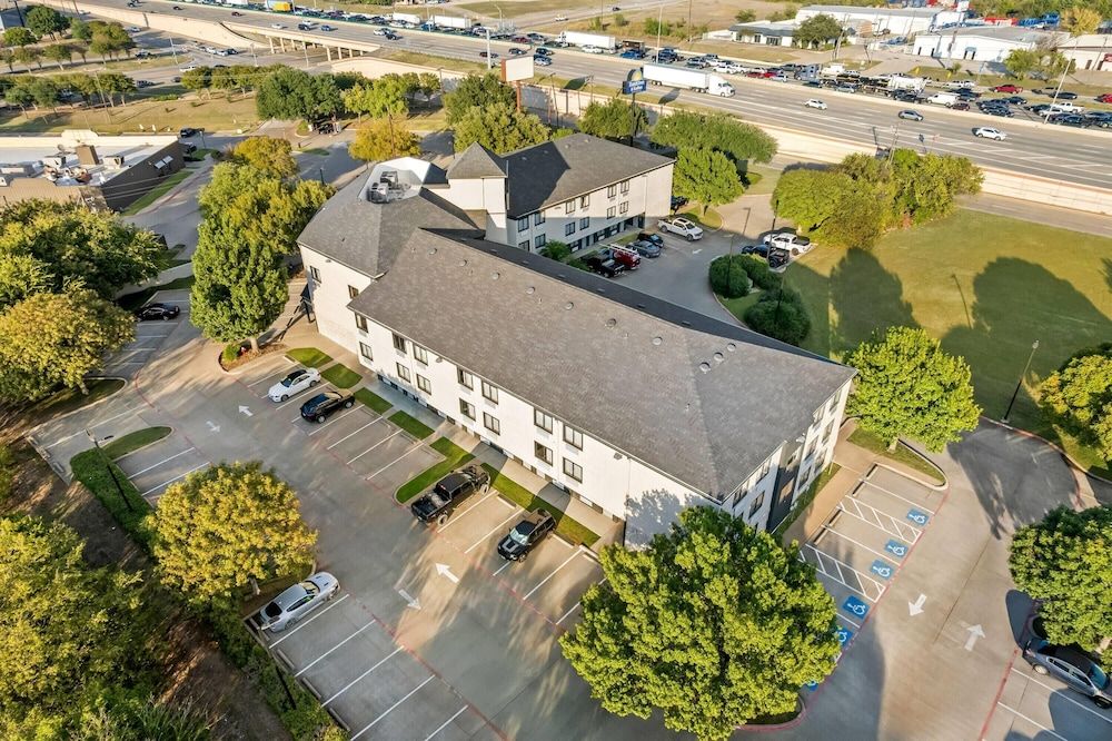 Days Inn & Suites by Wyndham DeSoto 1