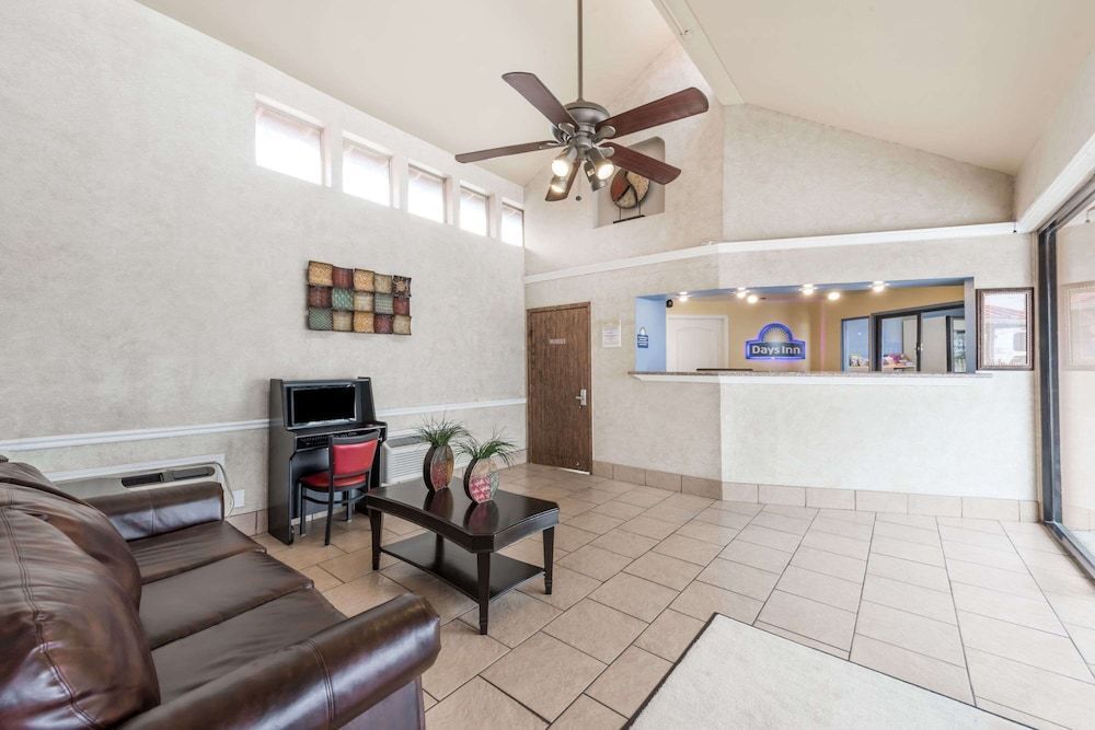 Days Inn by Wyndham San Antonio Splashtown/ATT Center 2