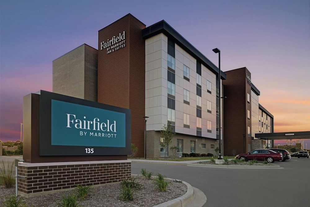 Fairfield Inn & Suites by Marriott Milwaukee Brookfield 1