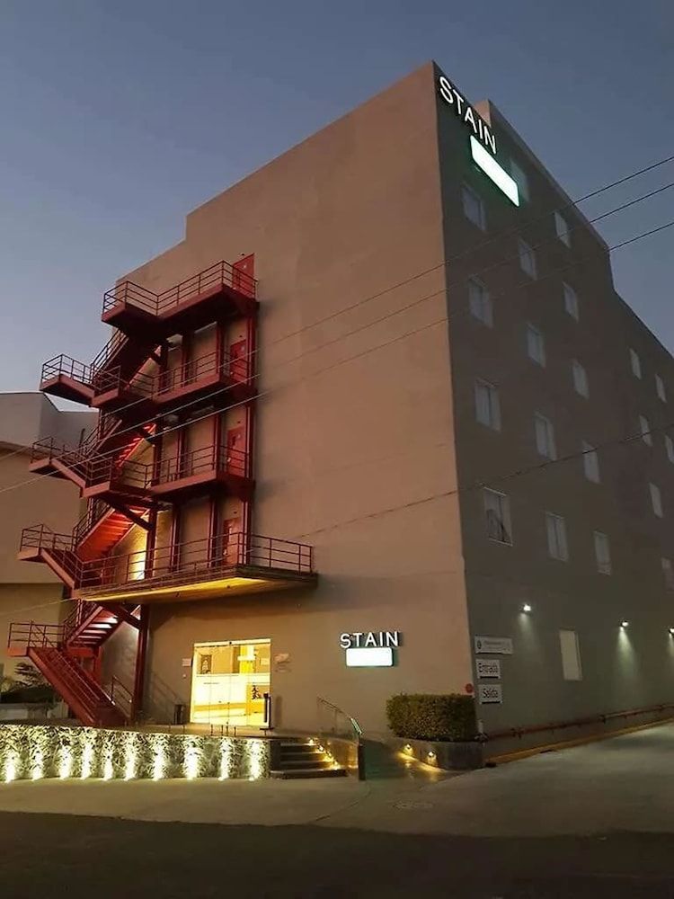 Stain Loft & Suites 1