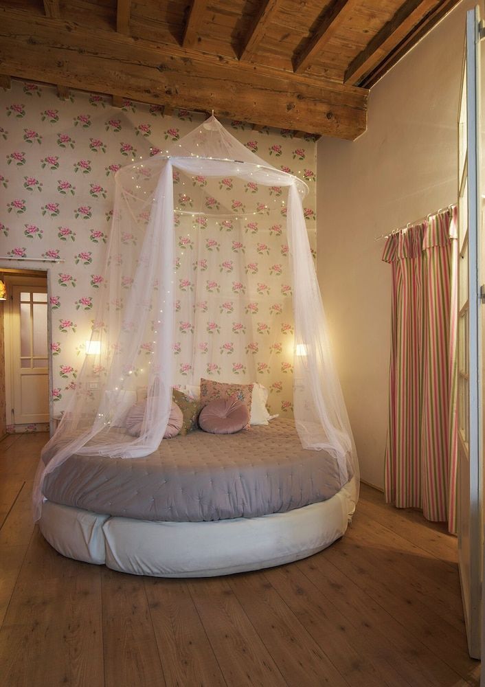 Bright Romantic Retreat in Florence 1