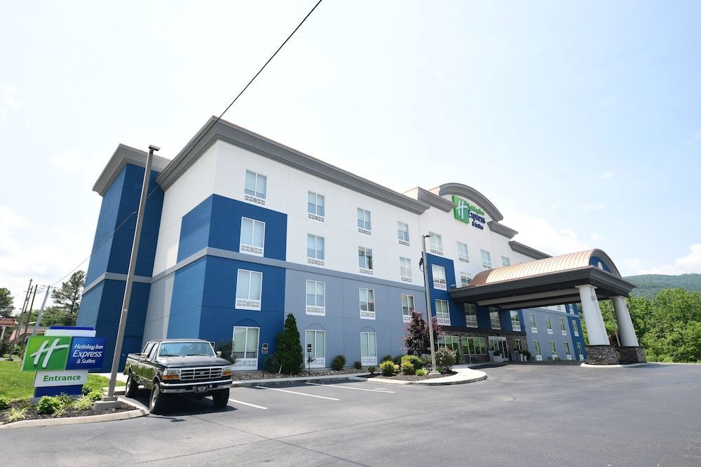 Holiday Inn Express & Suites CARYVILLE by IHG 1