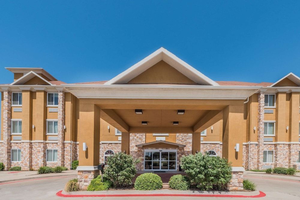 Days Inn & Suites by Wyndham Cleburne TX 1
