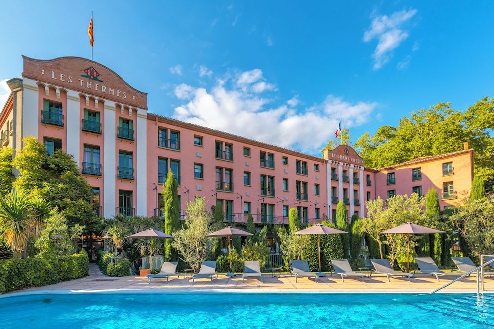 Les Pyrénées - le Grand Hôtel & le Château 1