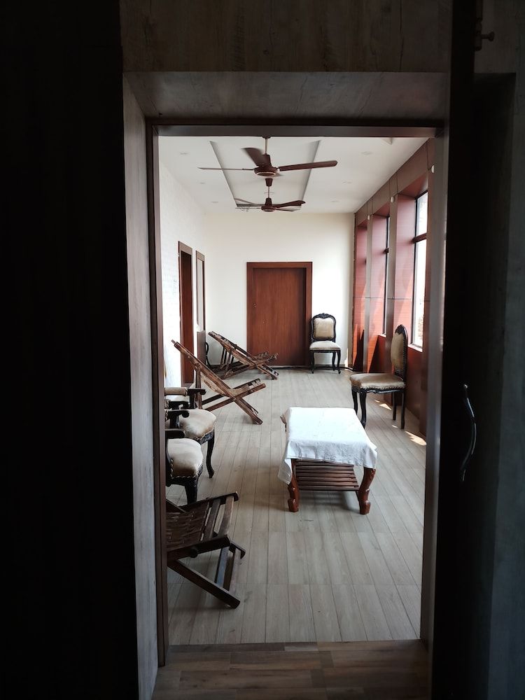 Dwivedi Hotels Sri Omkar Palace 2