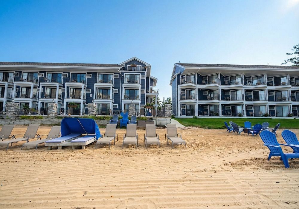 Pointes North Beachfront Hotel - 2 Person Spa Tub Studios 1