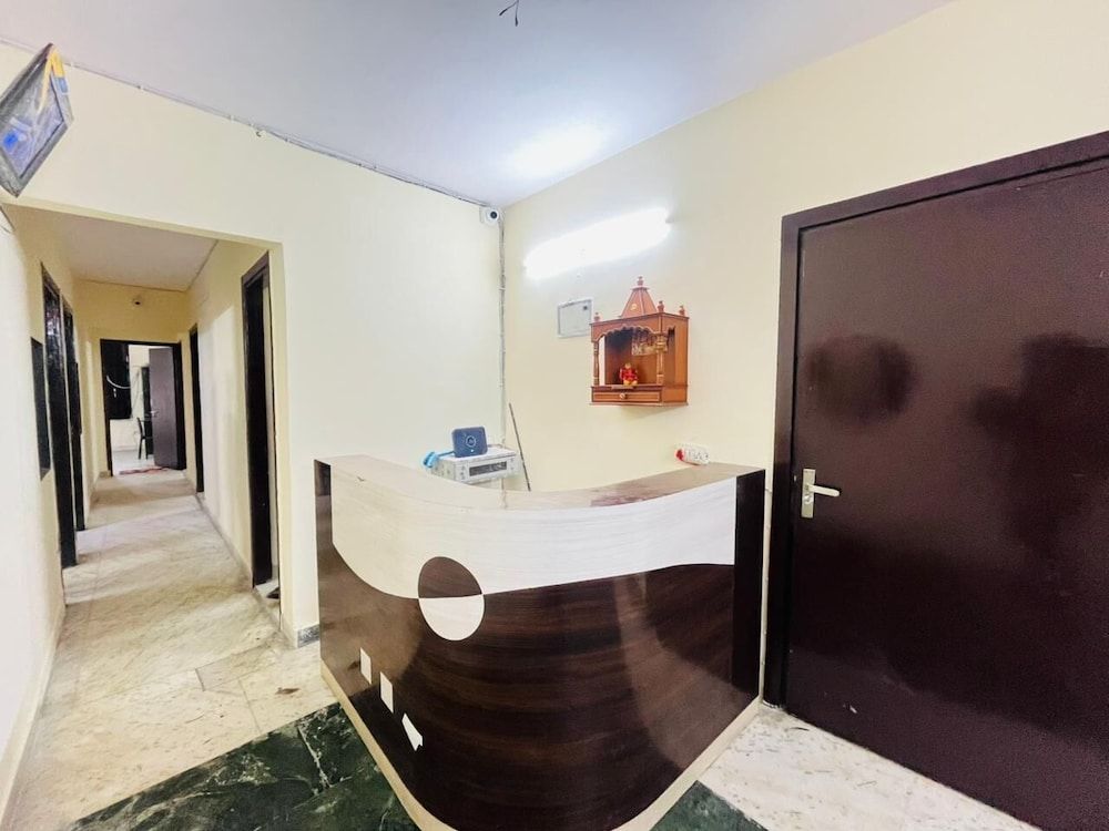 Roomshala Hotel Crown 1