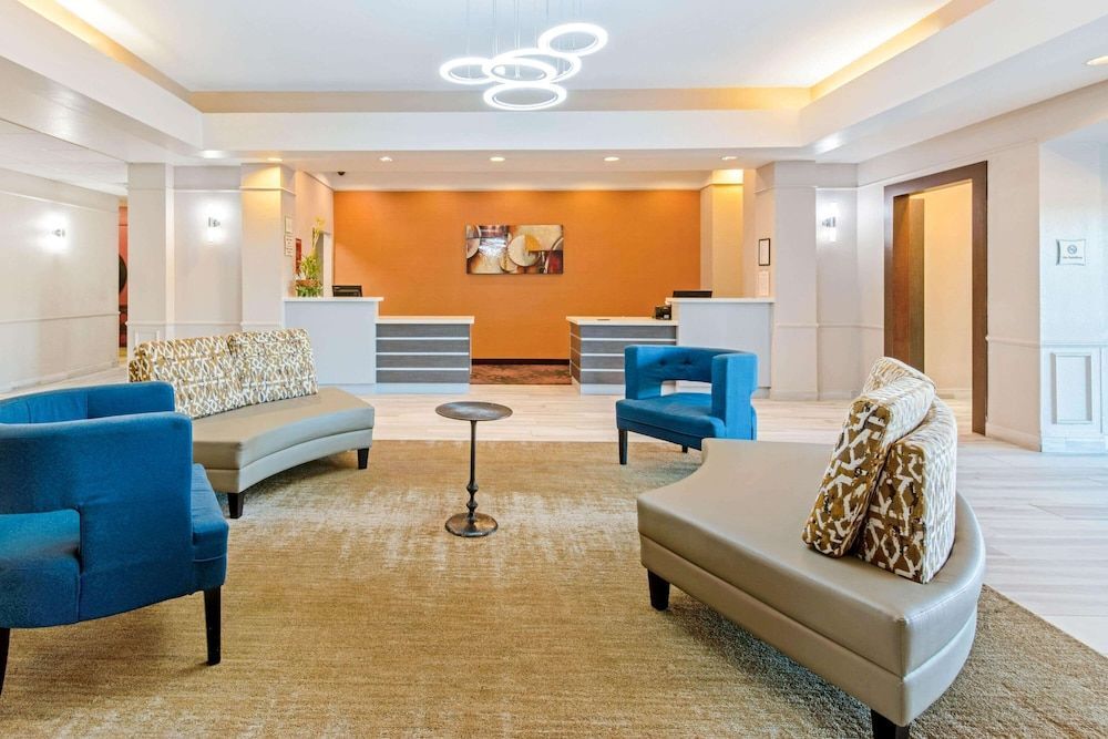 La Quinta Inn & Suites by Wyndham Winnie 2