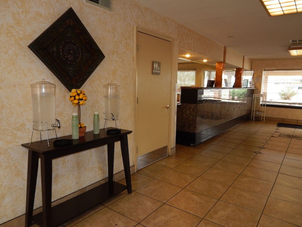 Tree Inn & Suites Albuquerque 1