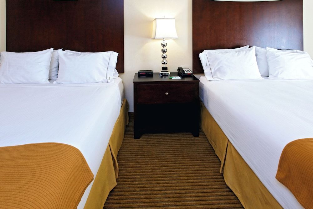 Holiday Inn Express & Suites CLEBURNE by IHG 2