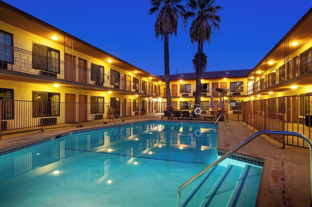 Studio City Court Yard Hotel 1