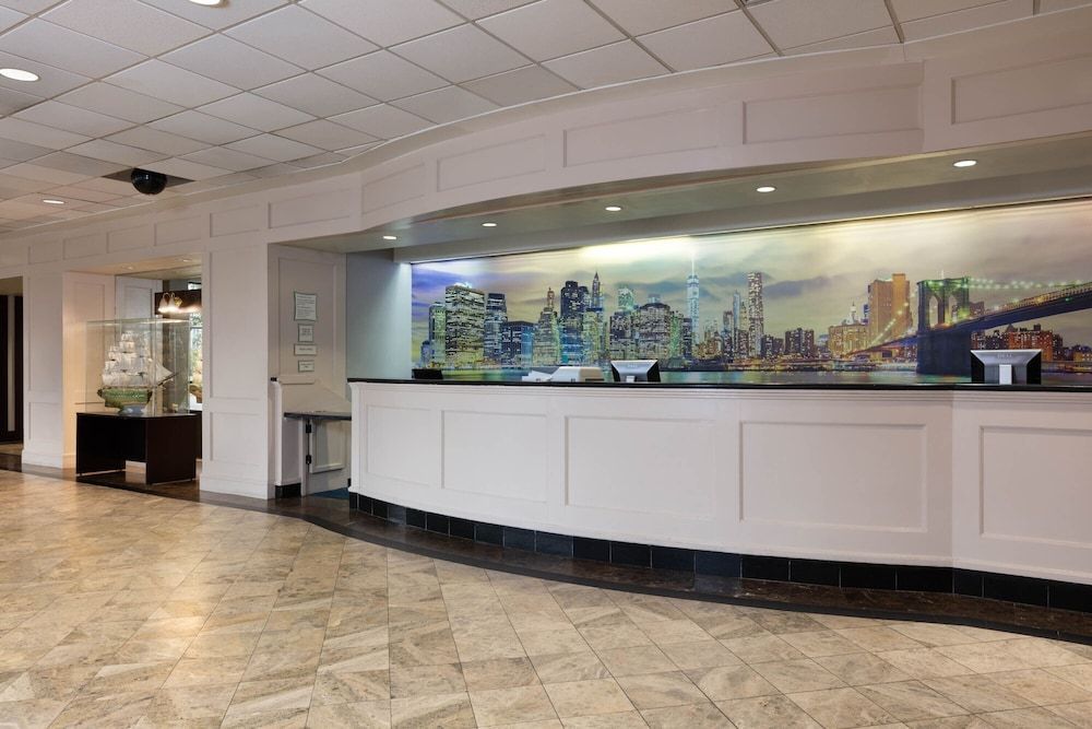 La Quinta Inn & Suites by Wyndham Secaucus Meadowlands 2