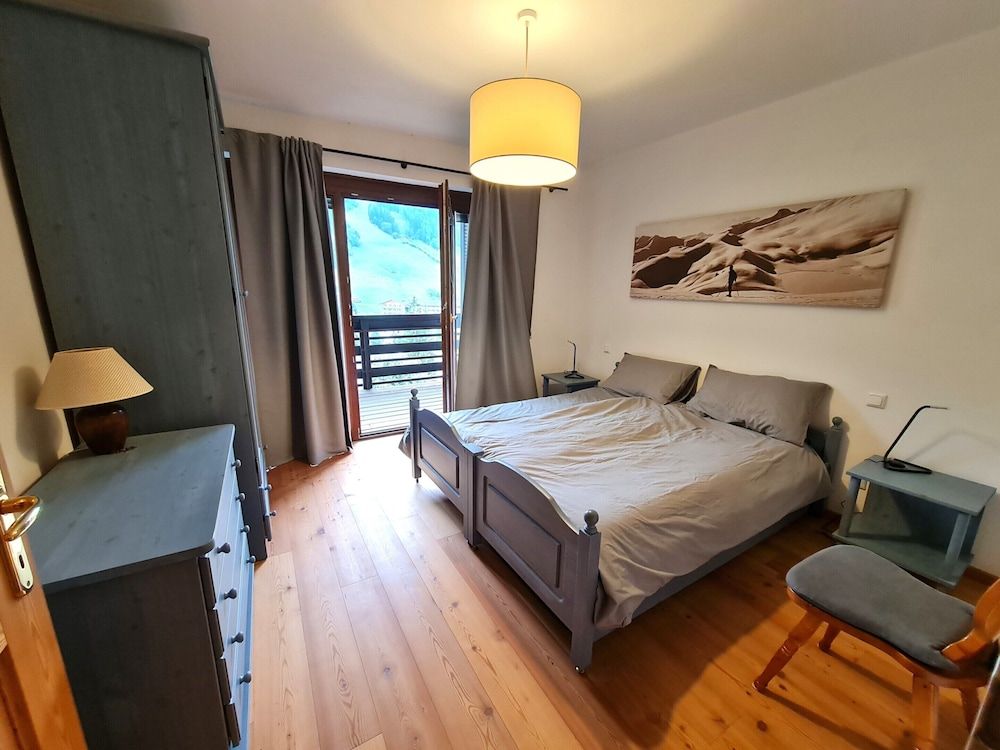 Apartment With Balcony and Mountain Views 2