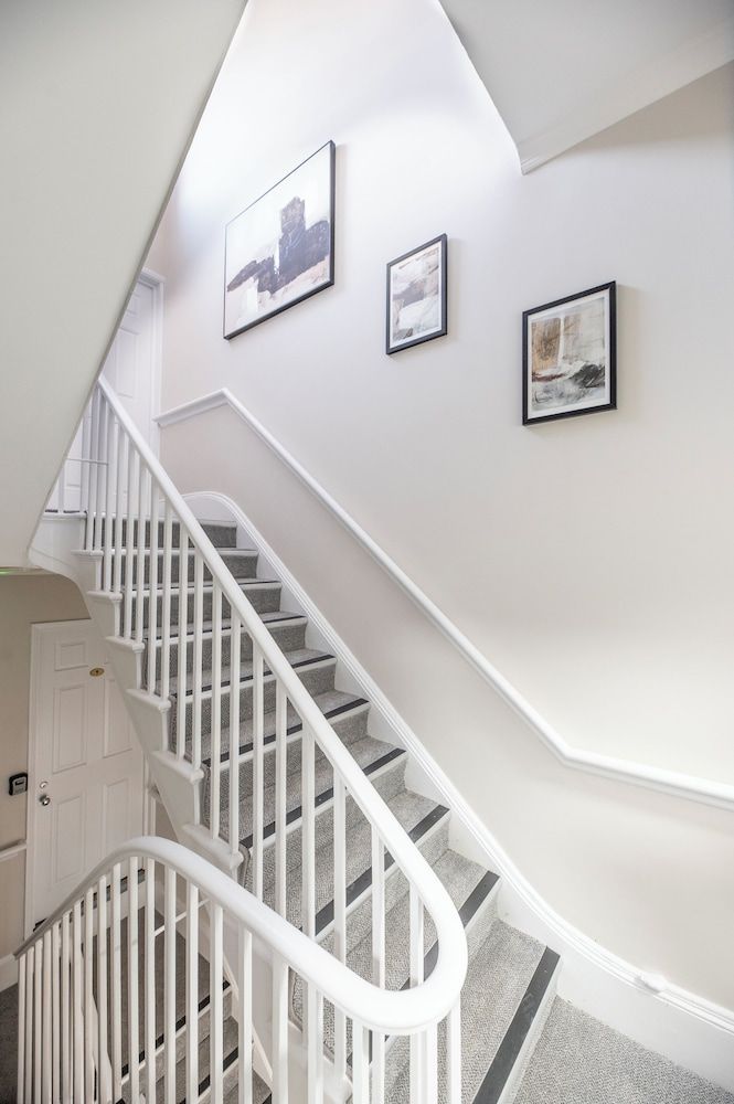 MARINA HOTEL London 1