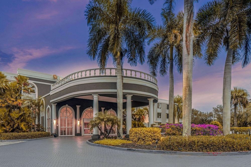 La Quinta by Wyndham Naples Downtown 1