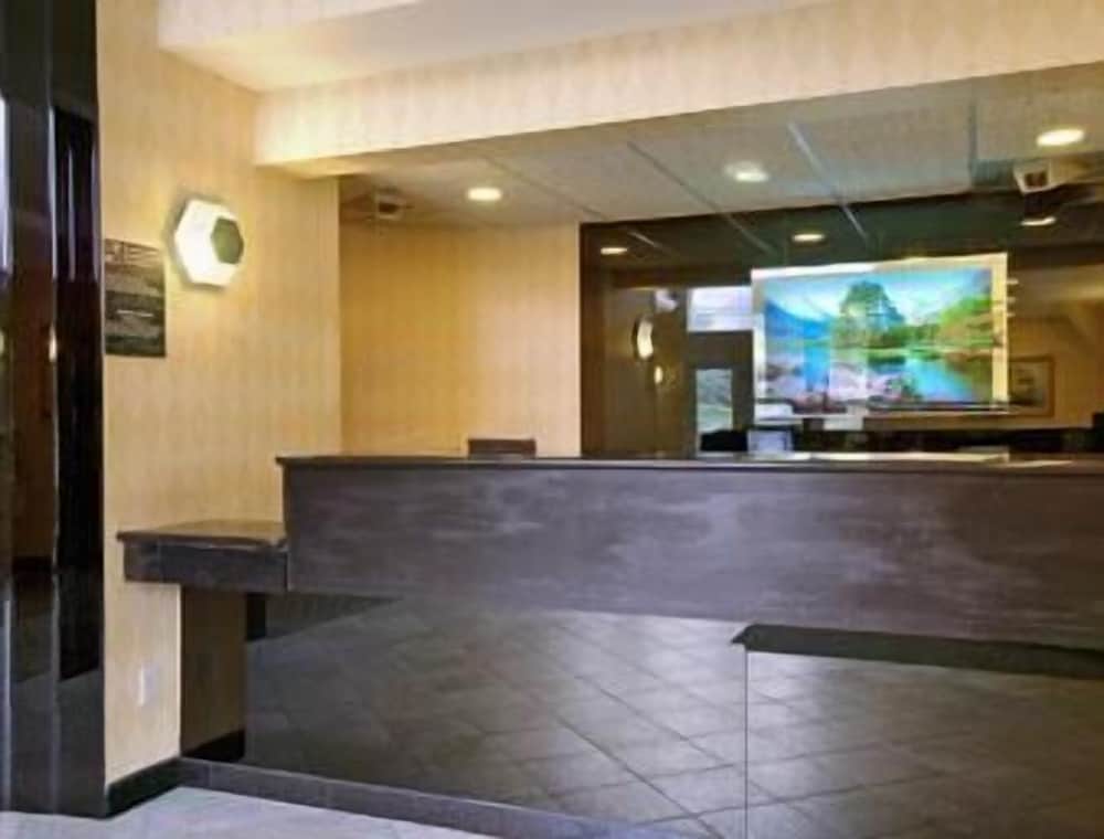 Ramada by Wyndham Parsippany 2