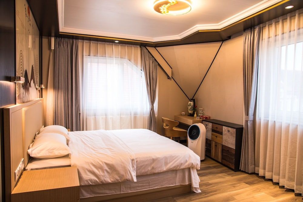 Mr.Liao Hotel 1