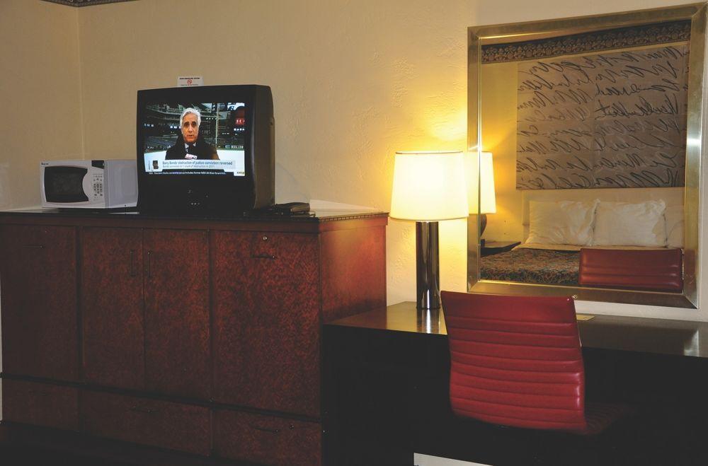 Travelers Inn Manteca 1