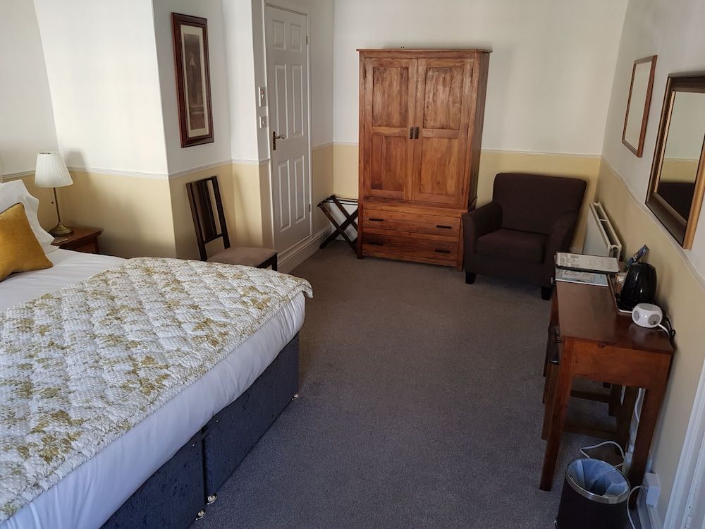 Ty Helyg Guest House 1