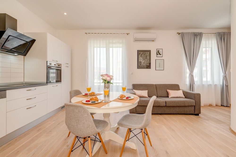 CAPITAL Apartments and Rooms 1