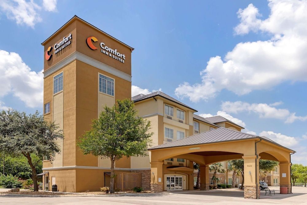 Comfort Inn & Suites Near Six Flags & Medical Center 1