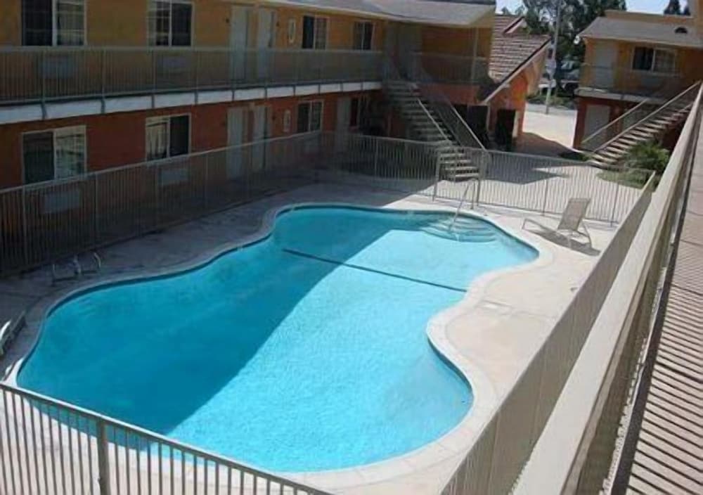 Chateau Inn & Suites 1