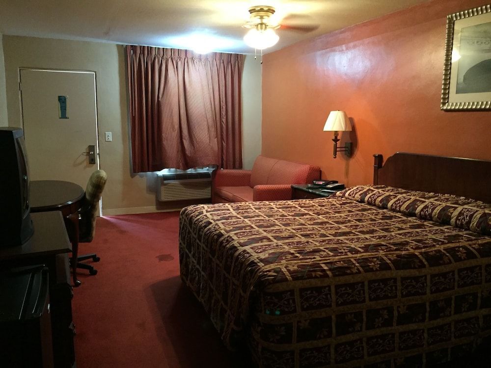 Deluxe Inn Airport 2