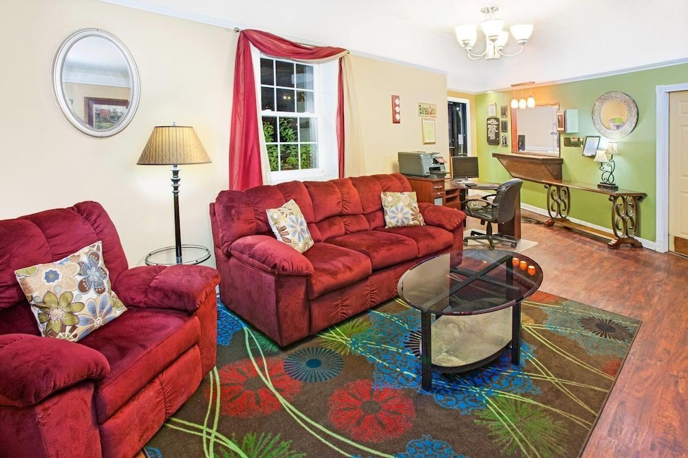 Days Inn & Suites by Wyndham Terre Haute 2