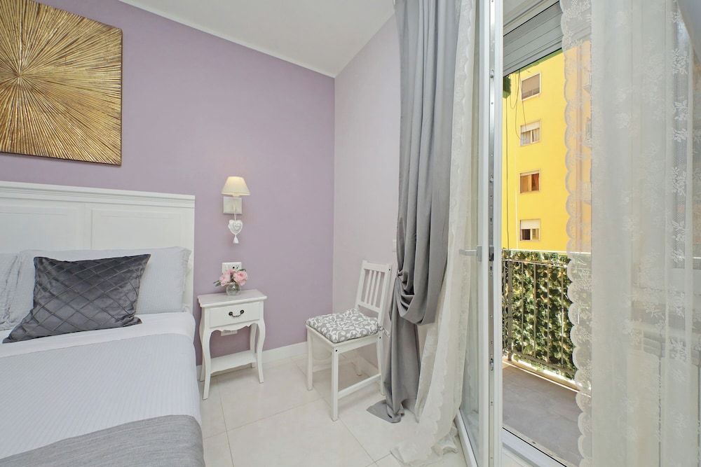Roman Holiday Charming 1