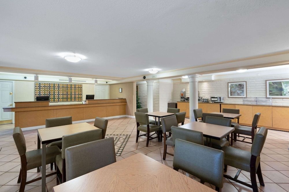 La Quinta Inn by Wyndham Phoenix Sky Harbor Airport 2