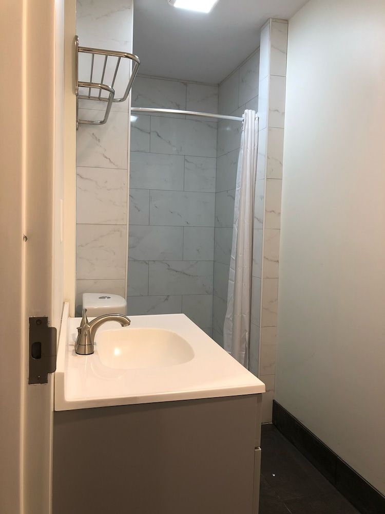 LINDENHURST MOTEL 1