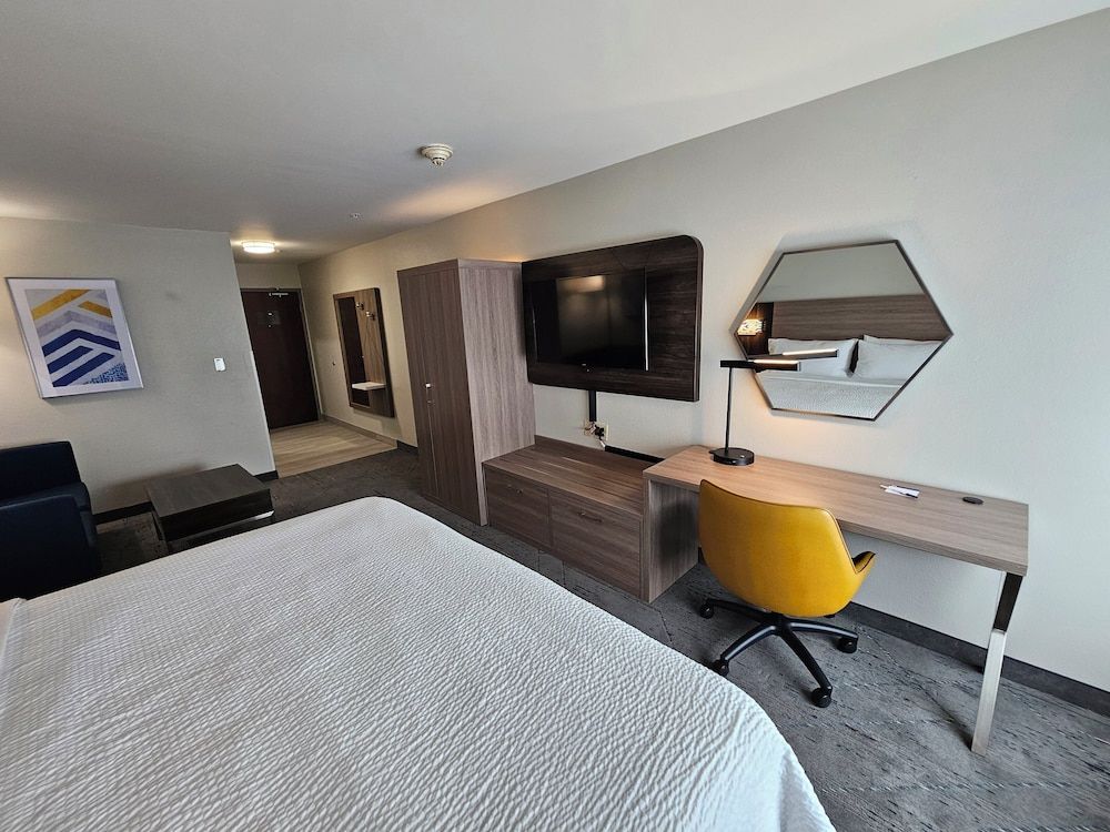 Holiday Inn Express & Suites CINCINNATI-BLUE ASH by IHG 2