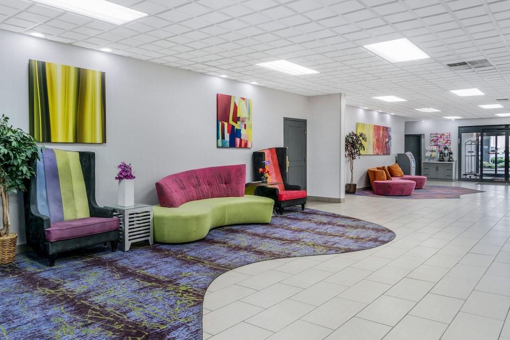Quality Inn & Suites Livonia - Detroit 2
